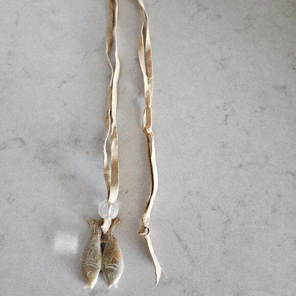 ASIAN NATURAL GREEN & BROWN JADEITE TWO-SIDED FISH PENDANT WITH CHAMOIS NECKLACE - Picture 2 of 16